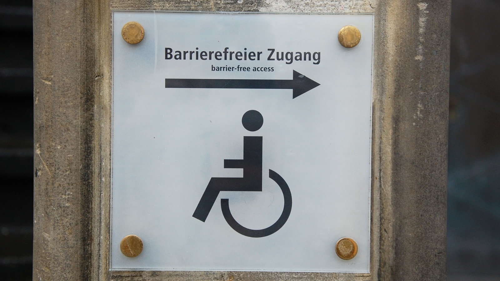 Schild: Barrierefreier Zugang / barrier-free access