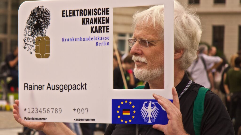 Elektronische Krankenkarte von Rainer Ausgepackt (Bild von der Demonstration Freiheit statt Angst 2011, CC-BY 2.0 opyh))