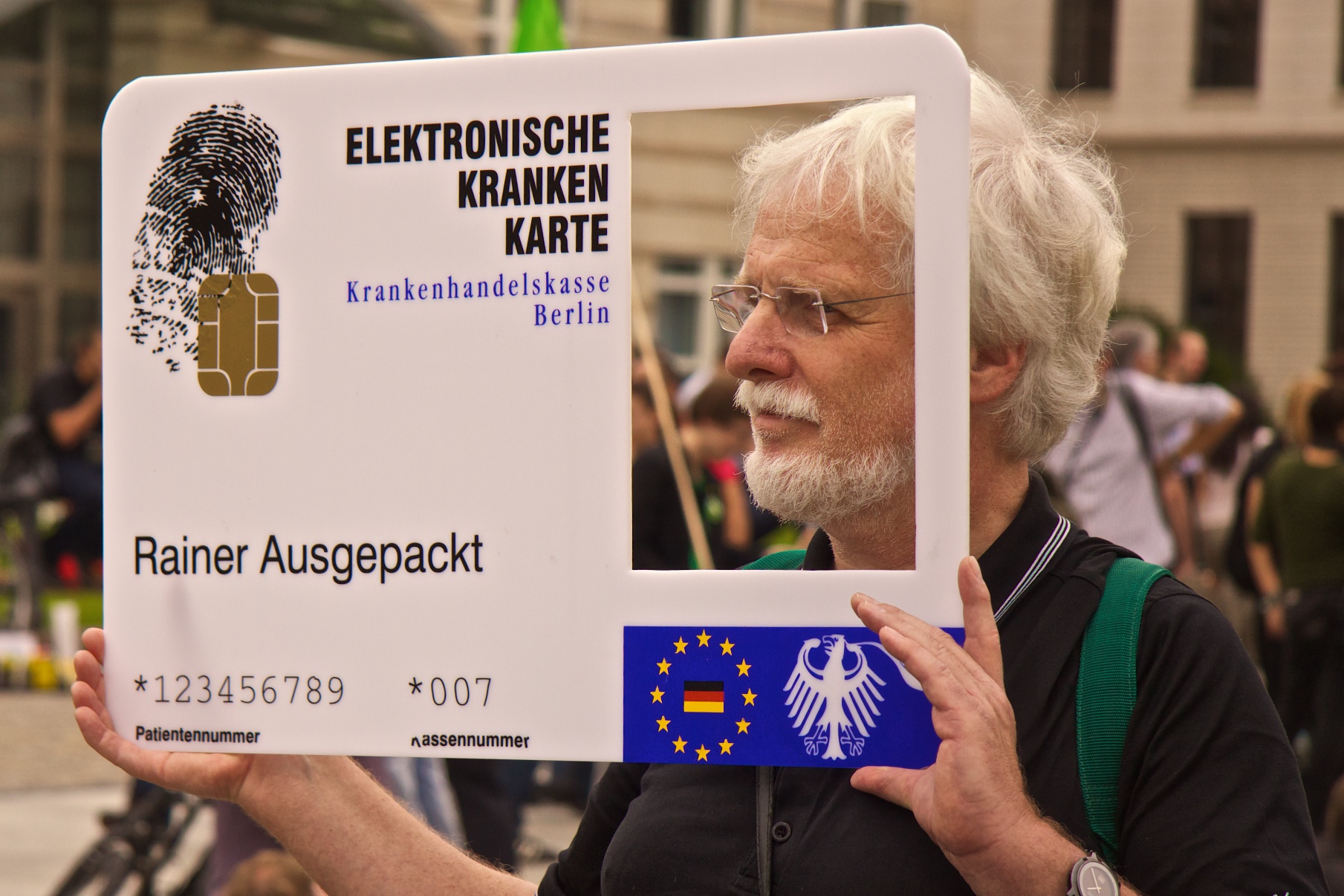 Elektronische Krankenkarte von Rainer Ausgepackt (Bild von der Demonstration Freiheit statt Angst 2011, CC-BY 2.0 opyh))