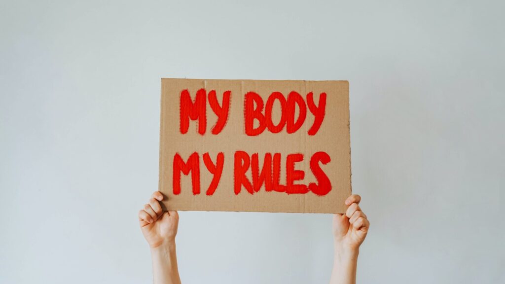 "My body, my rules". Aufschrift auf einem hochgehaltenen Plakat. (Foto von olia danilevich von Pexels)