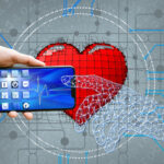 Grafik: Vor einem pixeligen Herz hält von links kommend eine Hand ein Smartphone mit einer stilisierten Darstellung einer EKG-Kurve hin, auf die eine über Vektorzeichnung nachgebildete, durchsichtige Hand auf das Smartphone zeigt