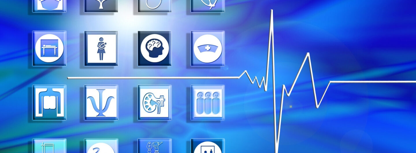 Herzkurve. Symbolbild mit einer stilisierten EKG-Linie auf blauem Hintergrund. Auf der linken Seite sind einige Symbole aus dem medizinisch-pflegerischen Bereich zu sehen